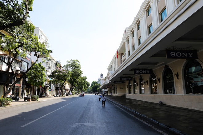 Phố Hà Nội ngày nền nhiệt ngoài trời 50 độ: trưa vắng tanh như chùa bà Đanh, đêm nườm nượp người đi hóng gió - Ảnh 4.