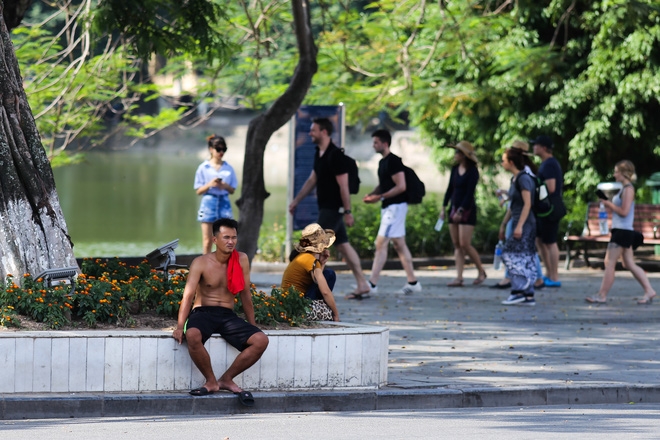Phố Hà Nội ngày nền nhiệt ngoài trời 50 độ: trưa vắng tanh như chùa bà Đanh, đêm nườm nượp người đi hóng gió - Ảnh 8.