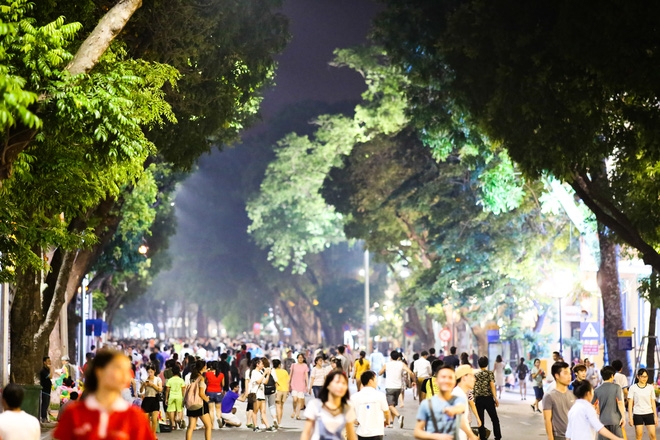 Phố Hà Nội ngày nền nhiệt ngoài trời 50 độ: trưa vắng tanh như chùa bà Đanh, đêm nườm nượp người đi hóng gió - Ảnh 9.