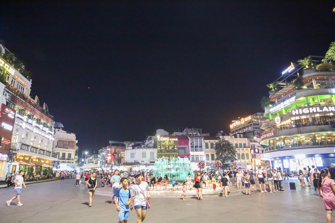 Phố Hà Nội ngày nền nhiệt ngoài trời 50 độ: trưa vắng tanh như chùa bà Đanh, đêm nườm nượp người đi hóng gió - Ảnh 10.