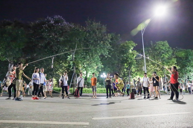 Phố Hà Nội ngày nền nhiệt ngoài trời 50 độ: trưa vắng tanh như chùa bà Đanh, đêm nườm nượp người đi hóng gió - Ảnh 11.