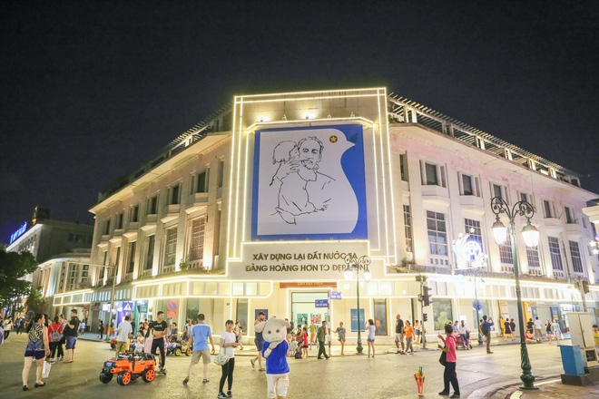 Phố Hà Nội ngày nền nhiệt ngoài trời 50 độ: trưa vắng tanh như chùa bà Đanh, đêm nườm nượp người đi hóng gió - Ảnh 15.