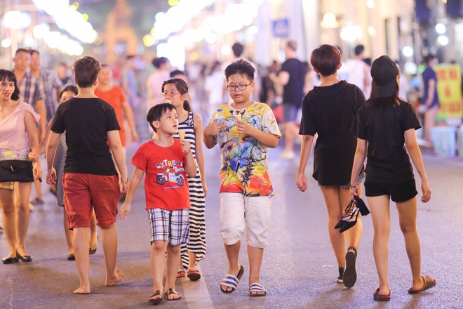 Phố Hà Nội ngày nền nhiệt ngoài trời 50 độ: trưa vắng tanh như chùa bà Đanh, đêm nườm nượp người đi hóng gió - Ảnh 16.