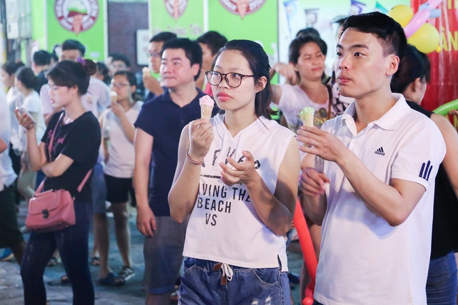 Phố Hà Nội ngày nền nhiệt ngoài trời 50 độ: trưa vắng tanh như chùa bà Đanh, đêm nườm nượp người đi hóng gió - Ảnh 17.