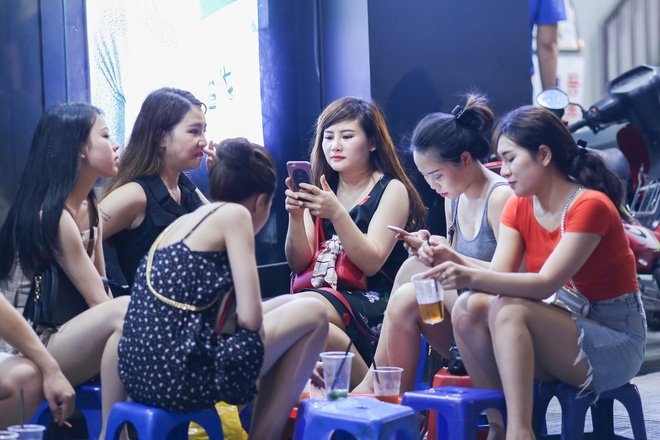 Phố Hà Nội ngày nền nhiệt ngoài trời 50 độ: trưa vắng tanh như chùa bà Đanh, đêm nườm nượp người đi hóng gió - Ảnh 19.