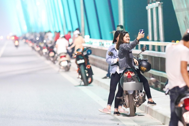 Phố Hà Nội ngày nền nhiệt ngoài trời 50 độ: trưa vắng tanh như chùa bà Đanh, đêm nườm nượp người đi hóng gió - Ảnh 20.