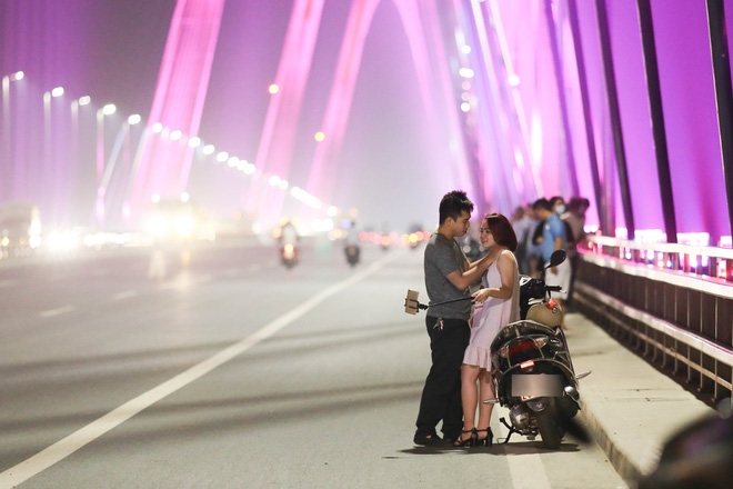 Phố Hà Nội ngày nền nhiệt ngoài trời 50 độ: trưa vắng tanh như chùa bà Đanh, đêm nườm nượp người đi hóng gió - Ảnh 21.