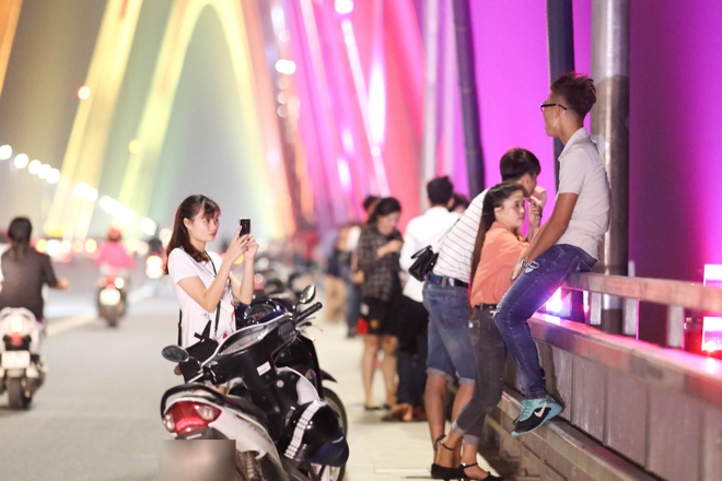 Phố Hà Nội ngày nền nhiệt ngoài trời 50 độ: trưa vắng tanh như chùa bà Đanh, đêm nườm nượp người đi hóng gió - Ảnh 22.