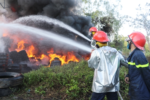 Hơn 3 giờ tích cực chữa cháy nhưng lửa vẫn chưa được khống chế. Ảnh: Hà Xuyên.
