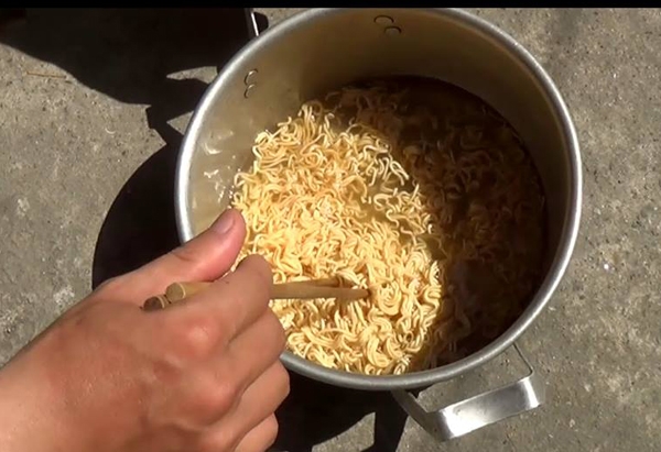 Nắng nóng đỉnh điểm, người Hà Nội không cần bếp vẫn chiên trứng, nấu mì - Ảnh 2.