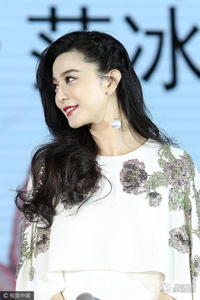  Nữ diễn viên họ Phạm vừa trở về Trung Quốc sau những ngày bận rộn tại Cannes, Pháp trong vai trò giám khảo của LHP quốc tế Cannes năm 2017. 