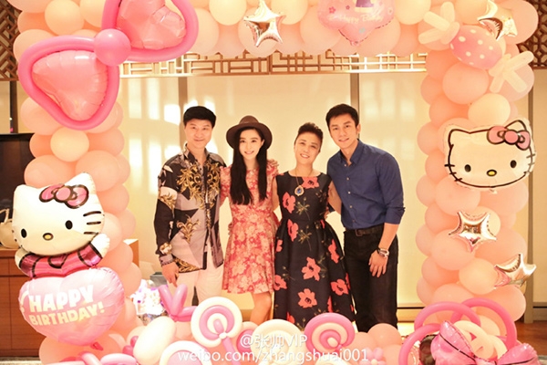  Lý Thần thân thiết với cha mẹ ruột của Phạm Băng Băng. Anh thường xuyên tới nhà bạn gái để ăn tối và trò chuyện cùng cụ thân sinh của bạn gái. 