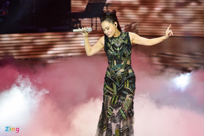 Thu Minh tung ca khuc 'don tim' fan o chung ket The Voice hinh anh 1