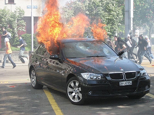 BMW 328i bi chay vi loi he thong dien hinh anh 1