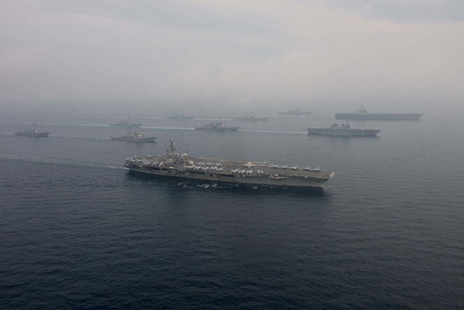 Hai tàu sân bay USS Ronald Reagan (trước) và USS Carl Vinson (sau bên phải) cùng tàu chiến Mỹ và Nhật tập trận ở vùng biển nằm giữa bán đảo Triều Tiên và Nhật hôm 1.6 /// Reuters