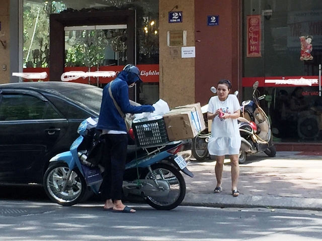 Dưới cái nắng cháy da cháy thịt, nhưng đối với dân giao hàng, đây là cơ hội cho họ