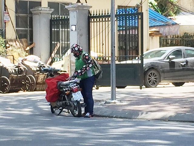 Không chỉ nam giới, người có sức khỏe tham gia vào vận chuyển hàng trên đường ngày nắng nóng, vẫn có những shipper nữ từ các đội xe ôm làm thêm.