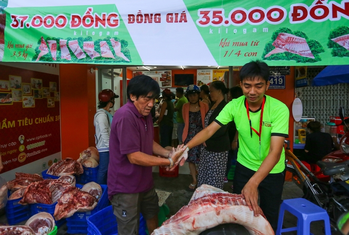 Dân Sài Gòn xếp hàng mua thịt heo 35.000 đồng