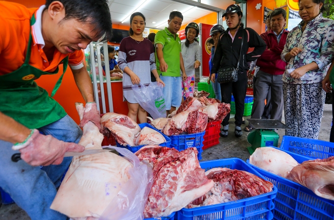 Dân Sài Gòn xếp hàng mua thịt heo 35.000 đồng
