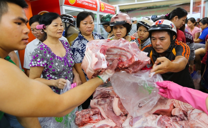 Dân Sài Gòn xếp hàng mua thịt heo 35.000 đồng