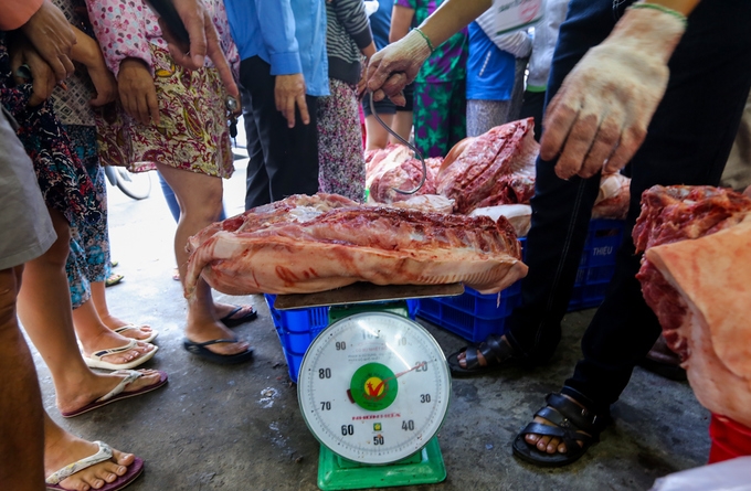 Dân Sài Gòn xếp hàng mua thịt heo 35.000 đồng