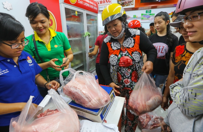 Dân Sài Gòn xếp hàng mua thịt heo 35.000 đồng
