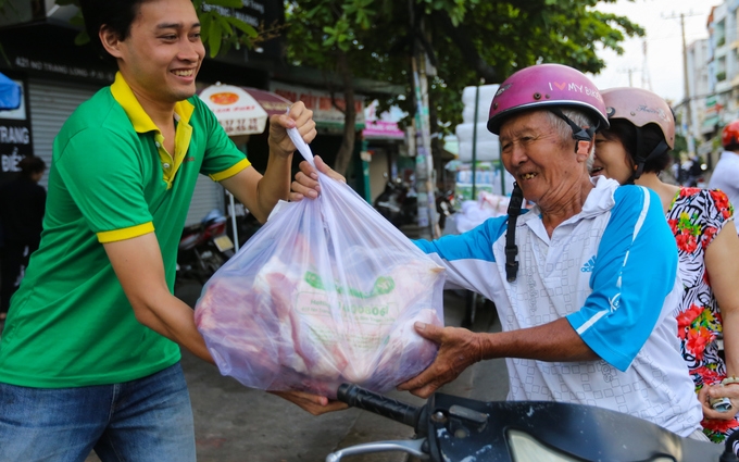Dân Sài Gòn xếp hàng mua thịt heo 35.000 đồng