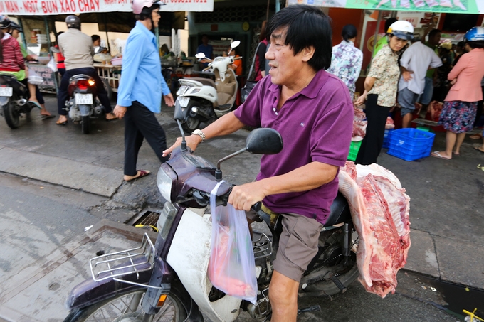 Dân Sài Gòn xếp hàng mua thịt heo 35.000 đồng