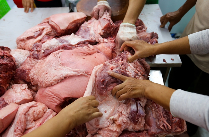 Dân Sài Gòn xếp hàng mua thịt heo 35.000 đồng