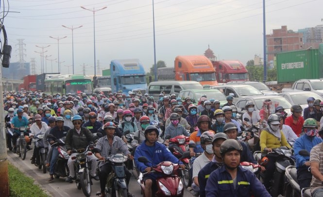 Nhiều tuyến đường phía Đông TP.HCM kẹt cứng hơn 6 tiếng 