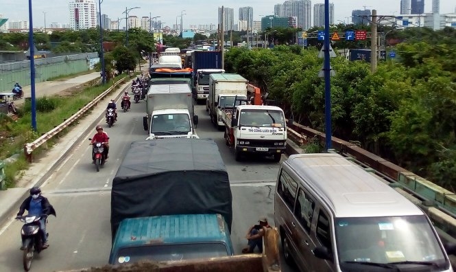 Nhiều tuyến đường phía Đông TP.HCM kẹt cứng hơn 6 tiếng 