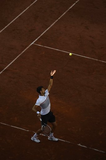  Djokovic giao bóng trong trận đấu gặp Thiem 