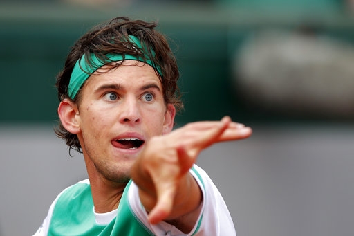  Dominic Thiem thi đấu trong trận tứ kết gặp Djokovic 