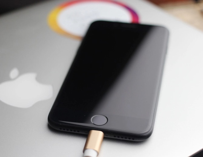 Đây có phải là dấu hiệu cho thấy iPhone 8 sẽ có thiết kế với kính phủ toàn thân?