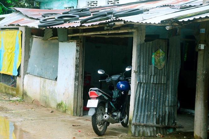 Căn nhà dột nát của gia đình chị Lâm Thị S.N - nơi 3 bé gái bị Thế hiếp dâm nhiều lần, trong thời gian dài /// Ảnh: HOÀNG VÂN