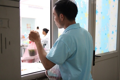 nguoi me khoc suot nua thang troi chi mong gap hai con gai sinh non o thang thu 6 - 2