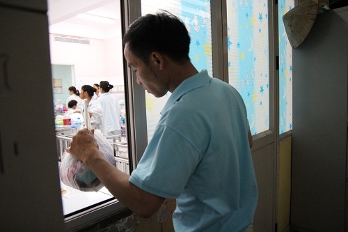 nguoi me khoc suot nua thang troi chi mong gap hai con gai sinh non o thang thu 6 - 3