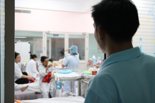 nguoi me khoc suot nua thang troi chi mong gap hai con gai sinh non o thang thu 6 - 5