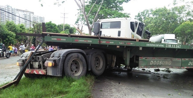 xe dau keo tong goc cay, dan pha cua cuu 2 nguoi ket trong cabin hinh anh 2