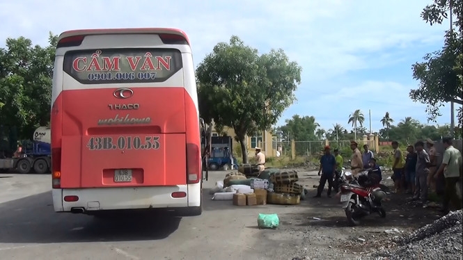 Xe khách bị phát hiện chở ruốc chà bông không rõ nguồn gốc  /// Ảnh: N.T
