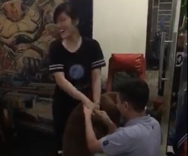 Co gai bat ngo duoc cau hon khi dang choi game trong quan hinh anh 1