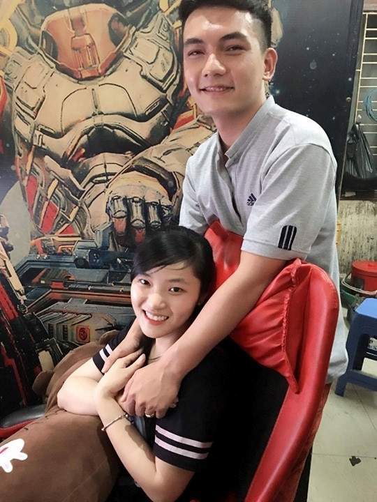 Co gai bat ngo duoc cau hon khi dang choi game trong quan hinh anh 2