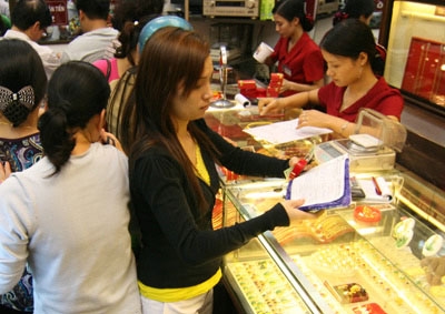  Phiên giao dịch sáng nay 10/6, giá vàng SJC giảm nhẹ; trong khi đó, giá vàng giao tháng 8 giảm 8,1 USD, xuống mức 1.27,4 USD/ounce, đánh dấu chuỗi giảm dài nhất kể từ ngày 5/5. 