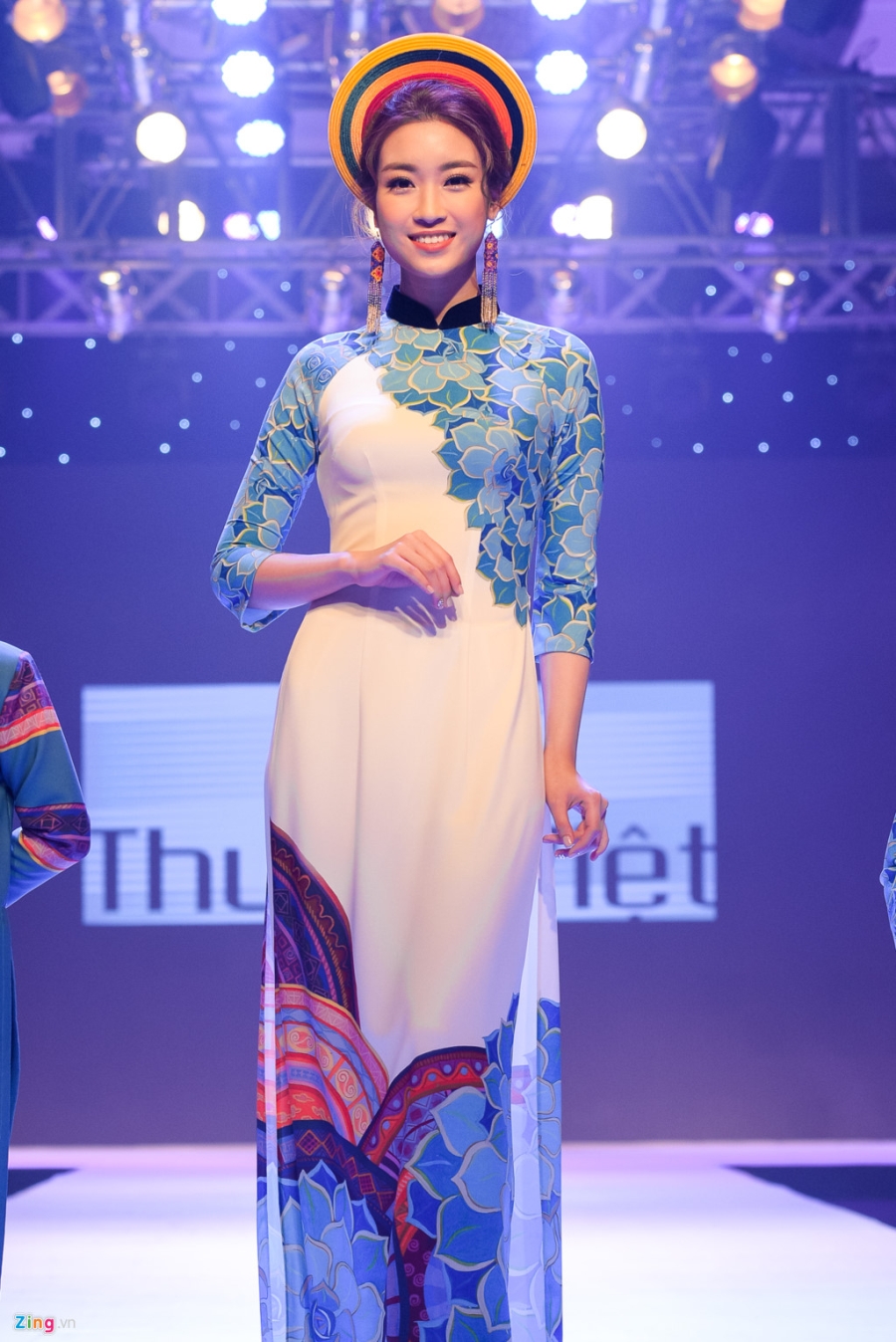Hoa hau, a hau Viet duyen dang tren san catwalk hinh anh 2