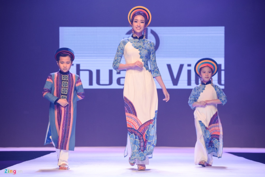 Hoa hau, a hau Viet duyen dang tren san catwalk hinh anh 3