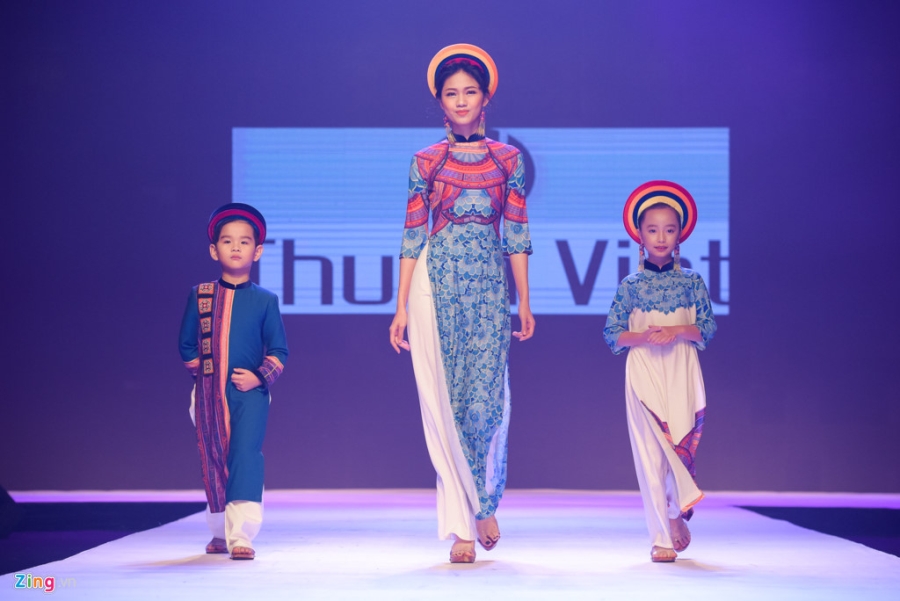 Hoa hau, a hau Viet duyen dang tren san catwalk hinh anh 4