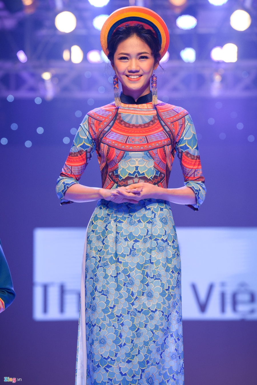 Hoa hau, a hau Viet duyen dang tren san catwalk hinh anh 5