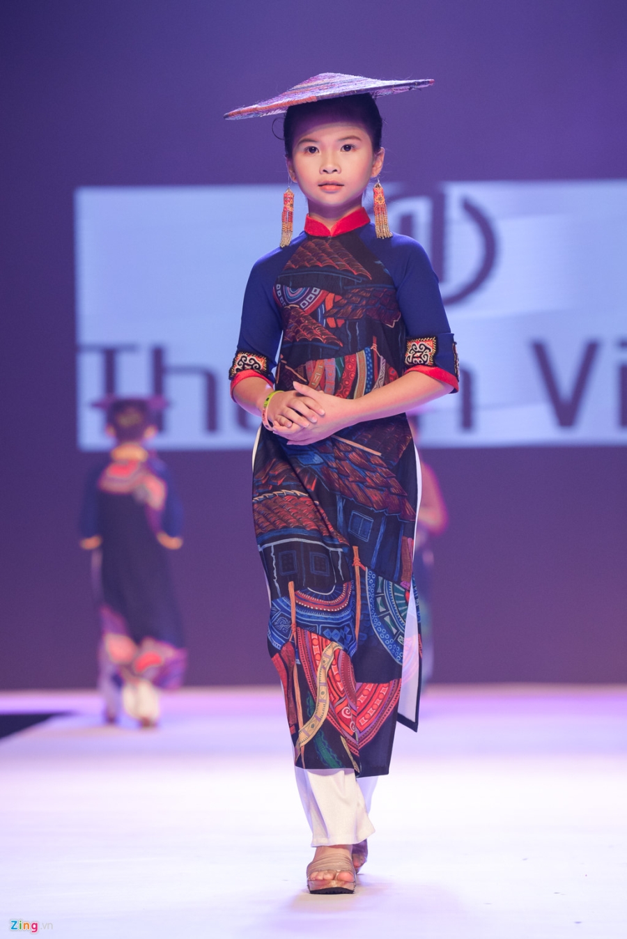 Hoa hau, a hau Viet duyen dang tren san catwalk hinh anh 7