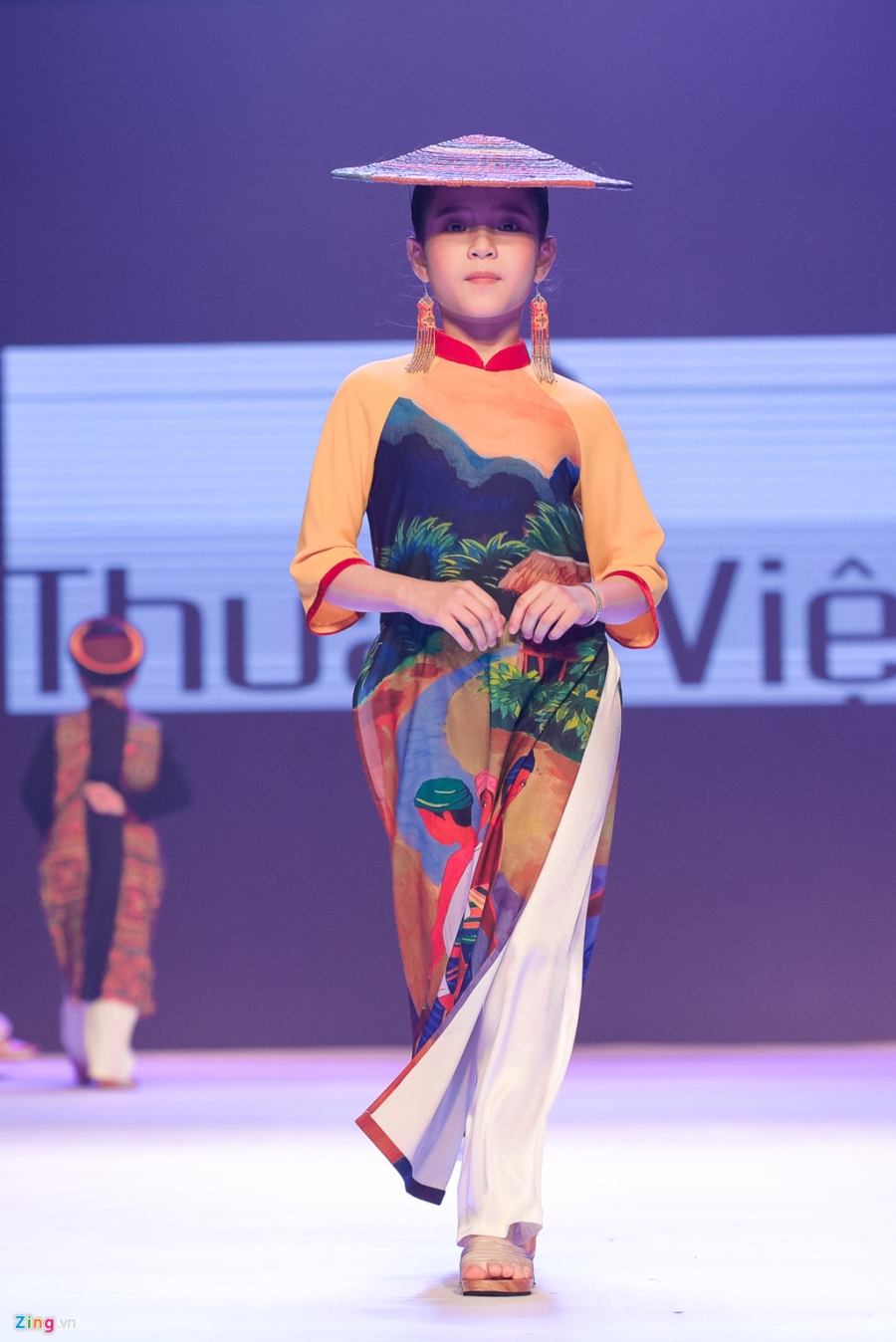 Hoa hau, a hau Viet duyen dang tren san catwalk hinh anh 8