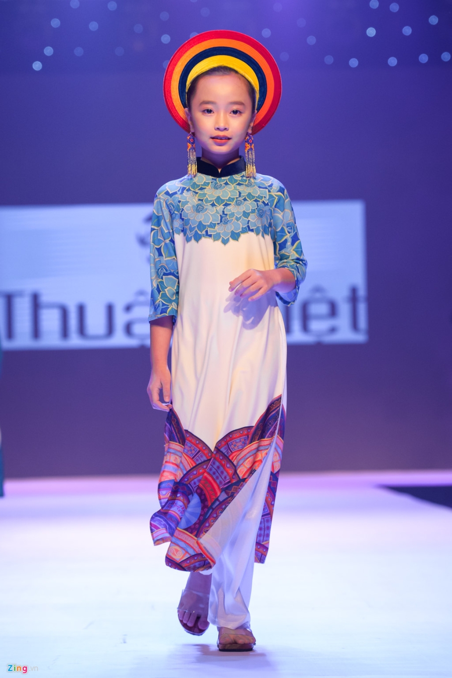 Hoa hau, a hau Viet duyen dang tren san catwalk hinh anh 9